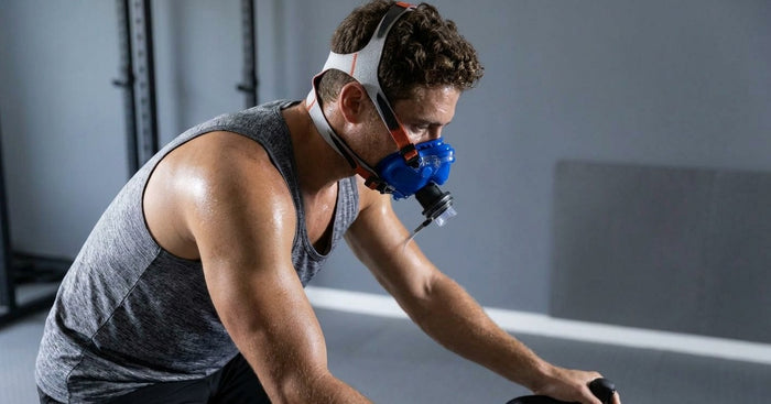 Muž na bicykli s maskou počas merania VO2max